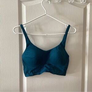 Victoria Secret Women's Workout Bra. Size small.   B6